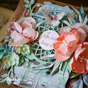 Çiçekli süslemelerle dolu bir kart.