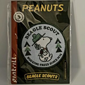 Snoopy, ağaçları kucaklıyor.