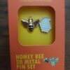 Arı temalı metal pin seti.