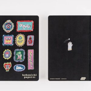 Renkli etiketlerle süslenmiş defterler