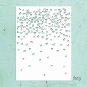 Kalp şeklinde delikler içeren kağıt